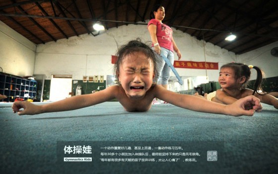 1. Rùng rợn cảnh hàng nghìn em nhỏ Trung Quốc bị cưỡng ép tập thể thao Những đứa trẻ Trung Quốc khóc trong đau đớn khi thực hiện những bài tập. Trong trường hợp bọn trẻ quên đi vì sao chúng ở đó, đã có một dấu hiệu lớn ở trên tường nhắc nhở chúng, dấu hiệu đó đơn giản là chữ “VÀNG”. (xem trọn bộ ảnh)